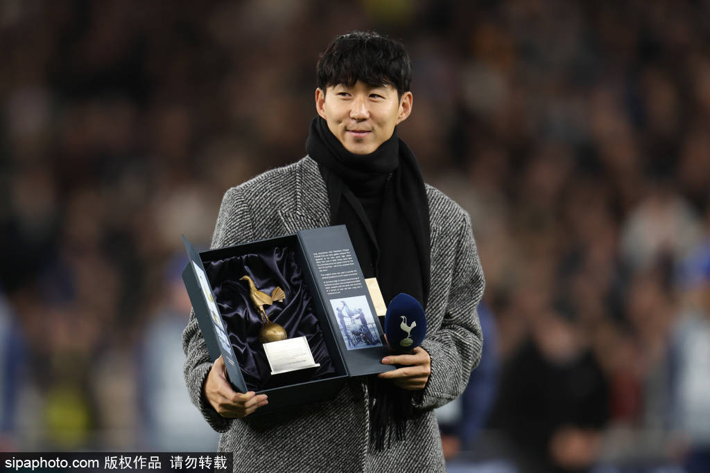 高清:孙兴慜重返热刺告别球迷 这十年太美妙