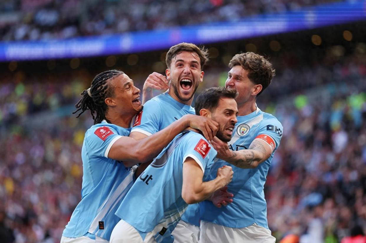 连续四年闯进决赛！重建期的曼城冲击三冠王，全靠同行“衬托”